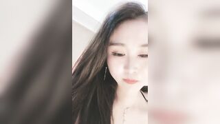 新来的御姐女神，露脸直播精彩大秀，逼逼水嫩光滑，大黄瓜插逼诱惑，呻吟可射淫声荡语不断，精彩不要错过