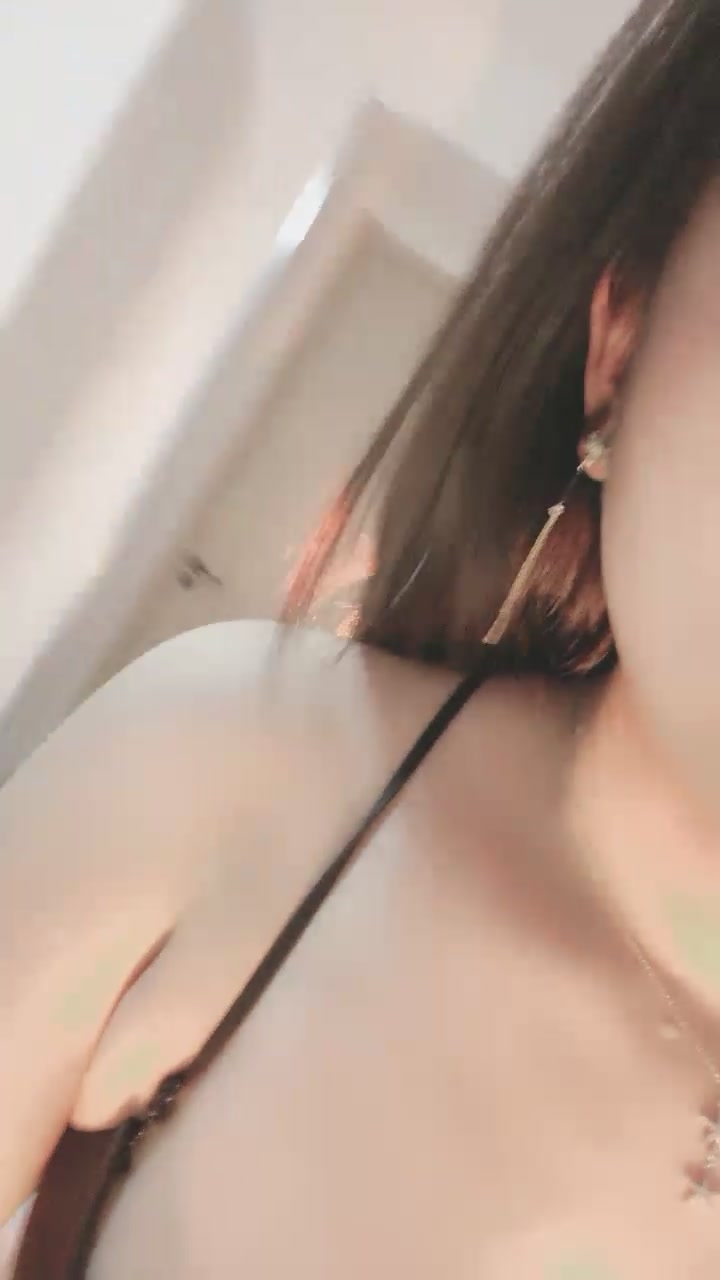 新来的御姐女神，露脸直播精彩大秀，逼逼水嫩光滑，大黄瓜插逼诱惑，呻吟可射淫声荡语不断，精彩不要错过
