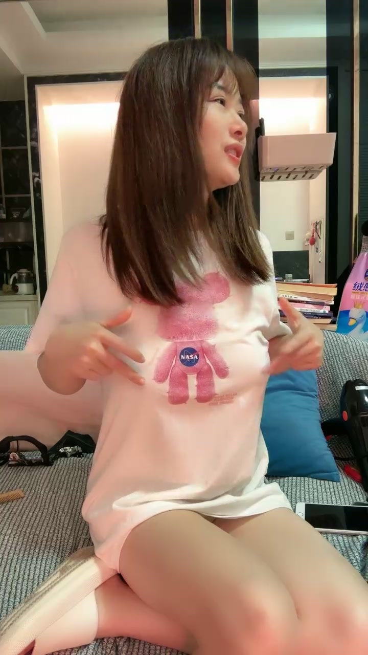 气质颜值美女！收费房诱惑秀！性感连体网袜，掏出奶子揉捏，娇喘呻吟，抬起美腿高跟鞋，特写自摸骚穴