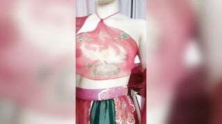 才艺美女的精彩展示，有露脸肚兜情趣透明装扮，奶子翘挺诱人，激情艳舞掰开骚穴给狼友看特写，精彩不要错过