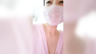 才艺美女的精彩展示，有露脸肚兜情趣透明装扮，奶子翘挺诱人，激情艳舞掰开骚穴给狼友看特写，精彩不要错过