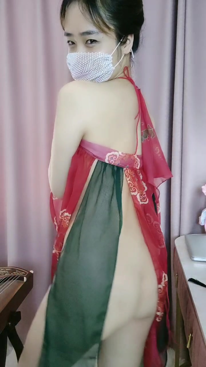 才艺美女的精彩展示，有露脸肚兜情趣透明装扮，奶子翘挺诱人，激情艳舞掰开骚穴给狼友看特写，精彩不要错过