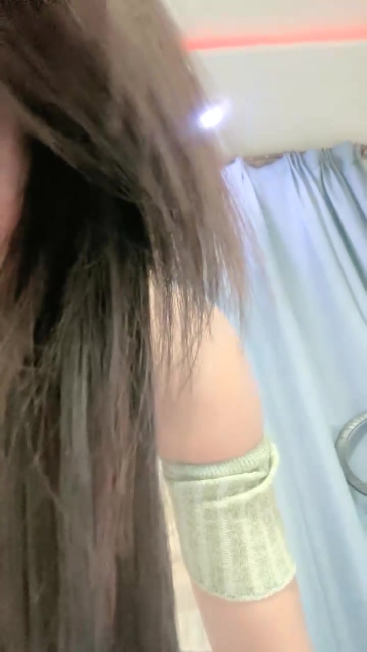 大眼睛网红美女！撩起短裙展示美腿！外表甜美骚的很，跳蛋震穴黄瓜捅菊花，真是小骚货