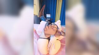 新人下海眼镜小骚货！黑丝美腿干净美穴！半脱下丝袜小穴特写，手指揉搓诱惑，坐在桌子上自摸