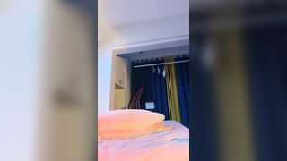 新人下海眼镜小骚货！黑丝美腿干净美穴！半脱下丝袜小穴特写，手指揉搓诱惑，坐在桌子上自摸