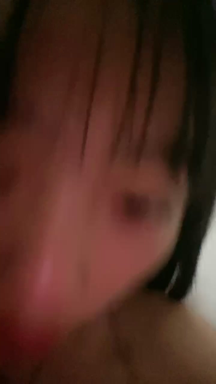 深夜的清纯小萝莉露脸展示，想要狼友的的礼物轰炸，脱光了玩奶头，掰开骚穴看特写道具摩擦，让狼友调教好骚