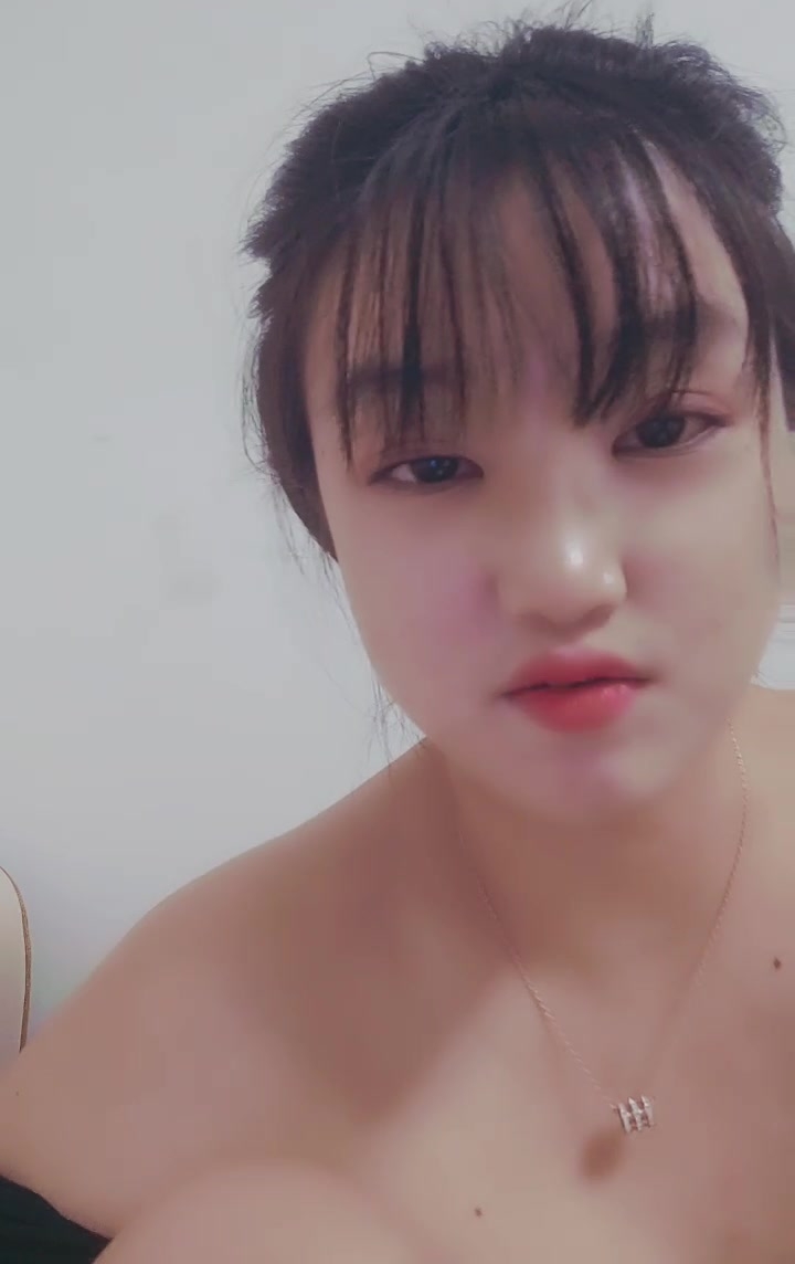 新来的小女人全程露脸在镜头前让狼友调教，大奶子好诱人，无毛白虎逼性感粉嫩，道具自慰呻吟，淫声荡语不断