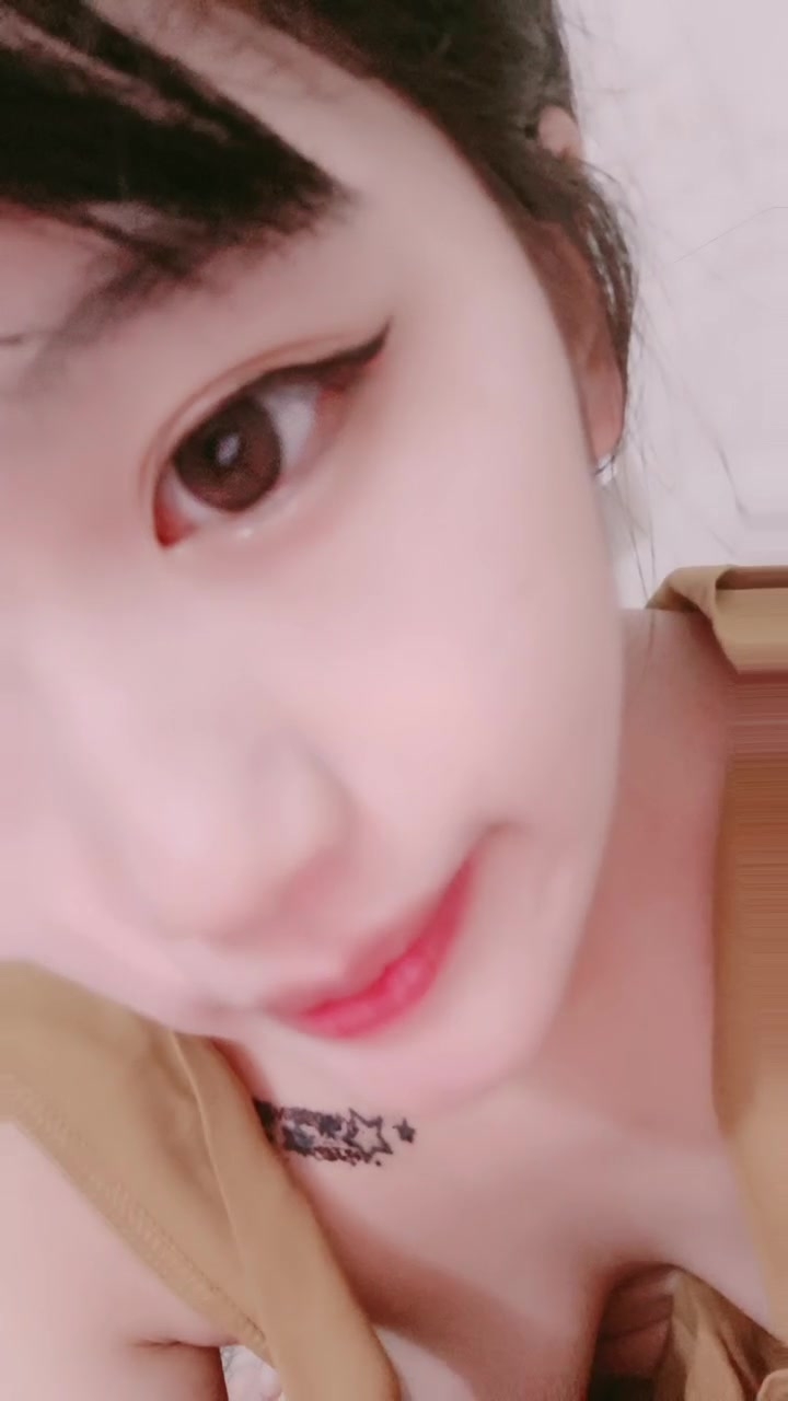 超可爱的宝贝小女人，精彩小秀露脸颜值很高，奶子坚挺粉嫩奶头还往里凹着呢，奶子比心好性感，精彩不要错过