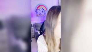 细腰美腿网红小姐姐！难得收费房！脱掉内衣性感舞蹈，M腿跳蛋塞穴自慰，伸出舌头，表情很是享受