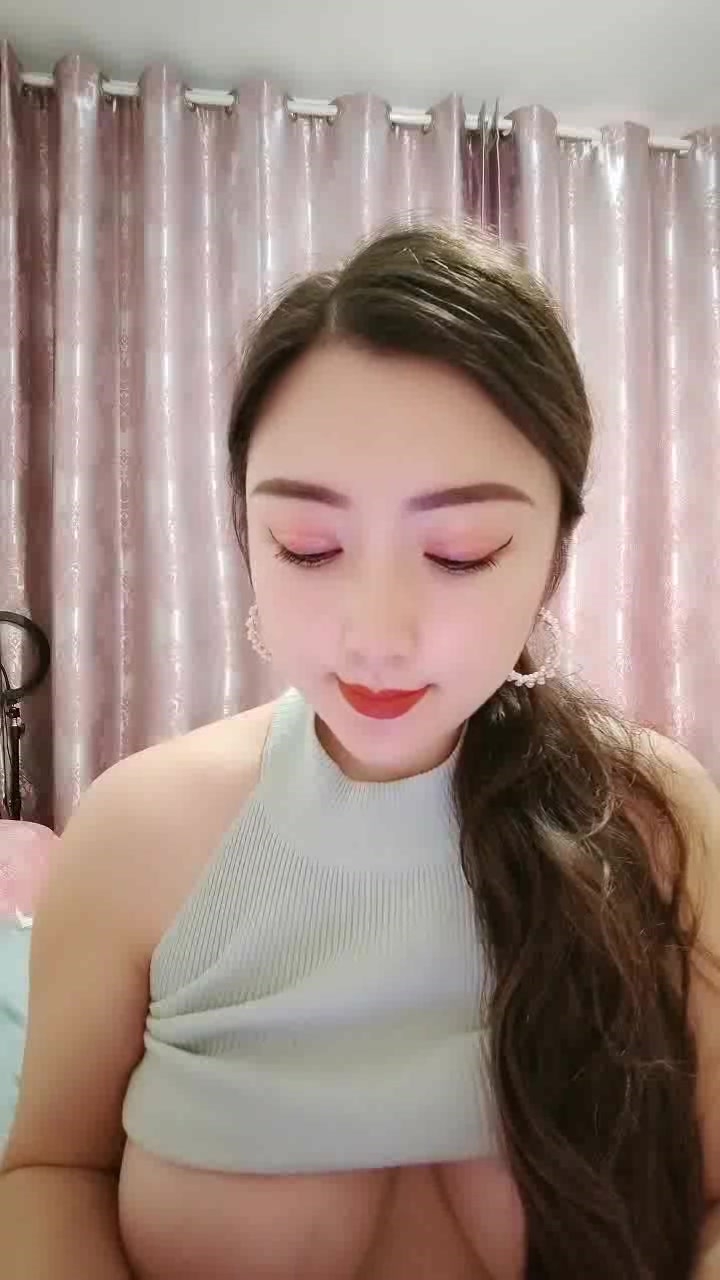 大奶新人小少妇露脸大耳环，看到这浓密的逼毛就知道的性欲有多旺盛，跟狼友互动撩骚揉奶玩逼自慰呻吟好刺激