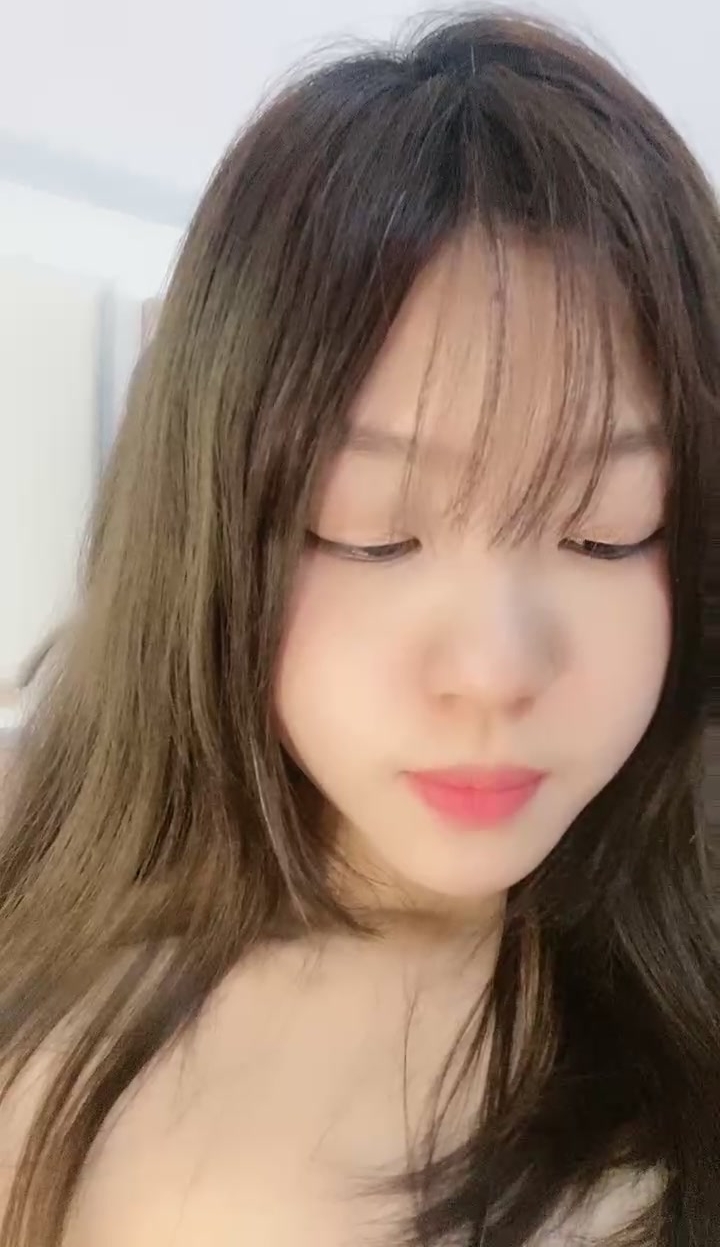 婴儿肥极品学妹的诱惑，全程露脸跟狼友互动撩骚听指挥，玩弄粉嫩骚穴，淫水多多小道具高速抽插摩擦呻吟可射