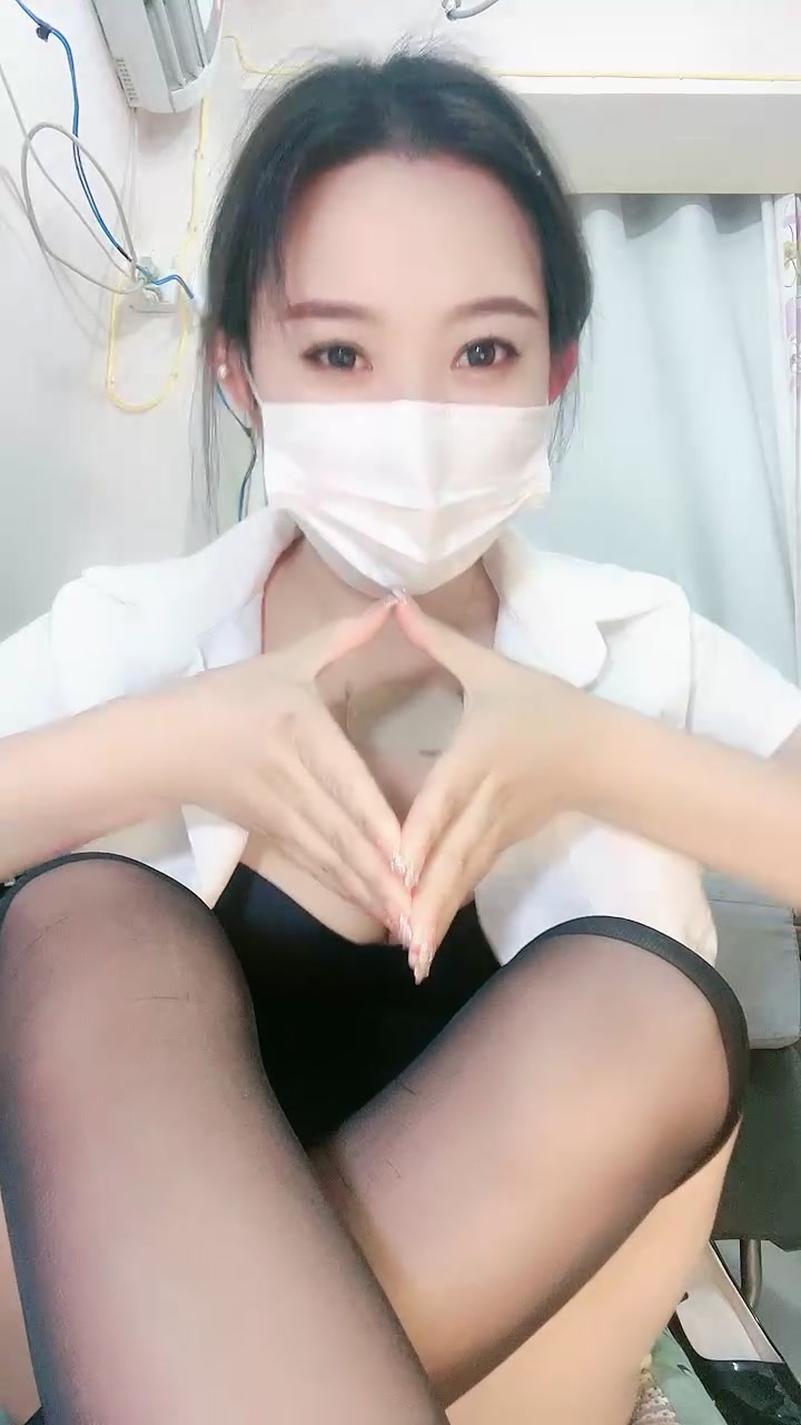 眼睛里有光的丝袜幼师少妇深夜直播赚外快，黑丝高跟诱惑互动撩骚脱光光揉奶玩逼自慰呻吟，精彩刺激不要错过