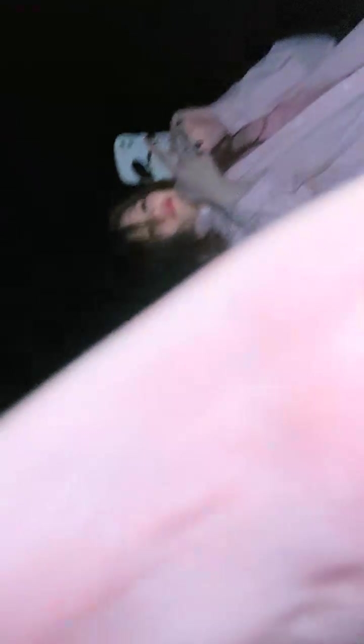 两个骚女深夜驾车户外！没穿内裤塞着跳蛋！蹲着野外尿尿，深喉插嘴吐了，翘起屁股摸穴后入