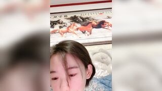 蝴蝶逼社会小妹颜值不错一个人精彩大秀，抽着小烟揉着奶子自慰逼逼真骚，性感的裸体蹦迪模式真骚，精彩刺激