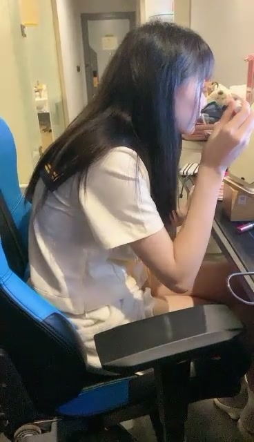 纯欲系天花板美少女！脱掉内裤无毛骚穴！掰开小穴超紧致，抓起大屌舔弄，主动骑乘位套弄喊爸爸