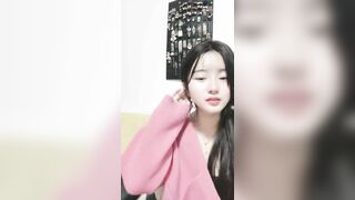 外表甜美邻家妹妹！好久没自慰了！多毛骚穴震动棒插，爽的流白浆，抽插猛捅，搞的舒服了