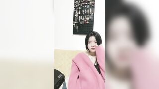 外表甜美邻家妹妹！好久没自慰了！多毛骚穴震动棒插，爽的流白浆，抽插猛捅，搞的舒服了