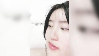 外表甜美邻家妹妹！好久没自慰了！多毛骚穴震动棒插，爽的流白浆，抽插猛捅，搞的舒服了