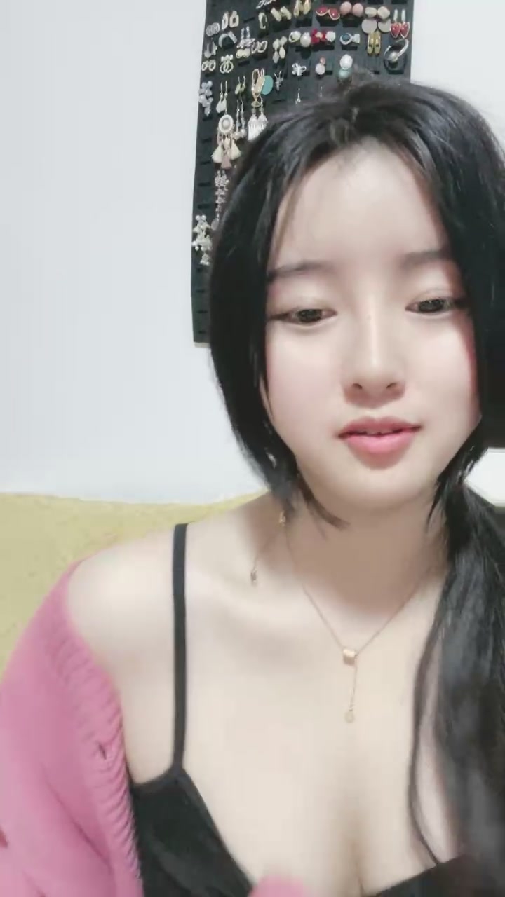 外表甜美邻家妹妹！好久没自慰了！多毛骚穴震动棒插，爽的流白浆，抽插猛捅，搞的舒服了