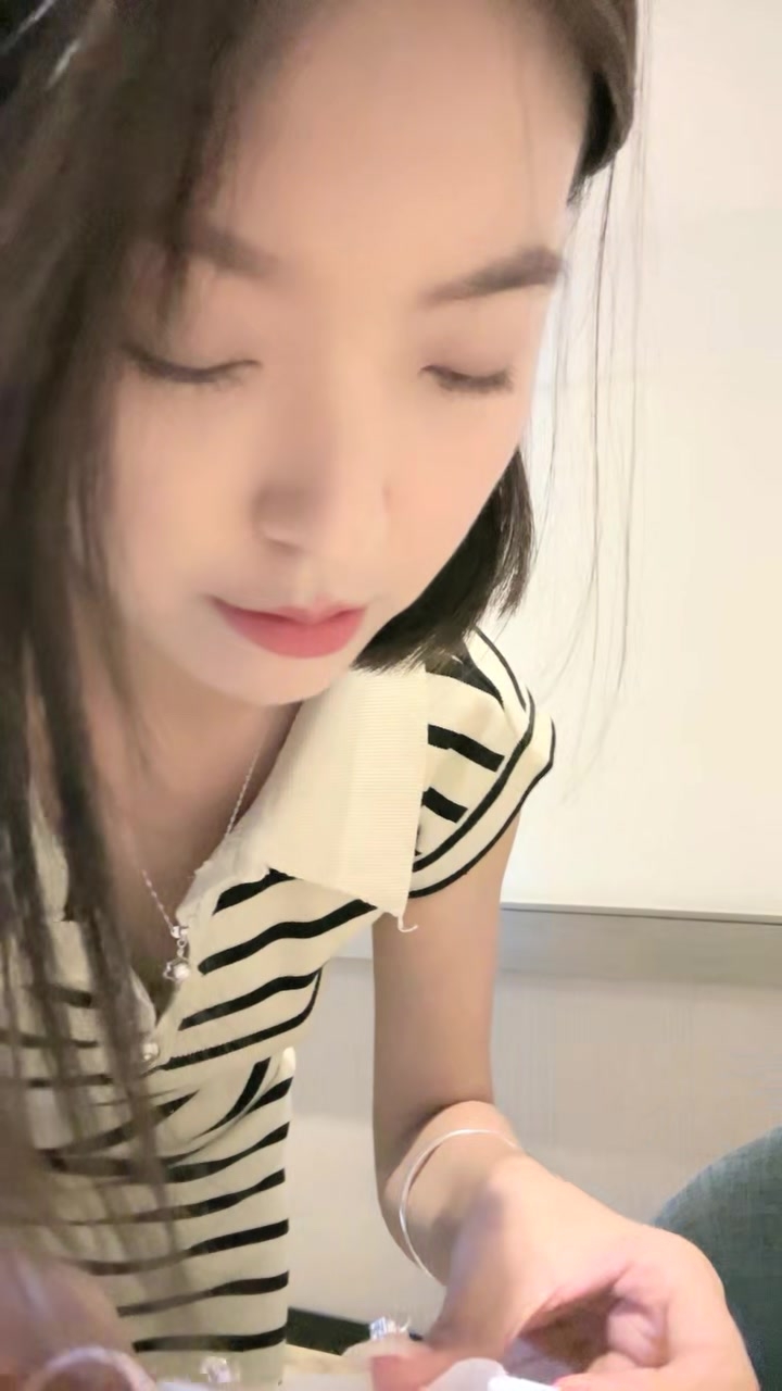 04年艺校妹妹！短发甜美颜值超顶！换上透视情趣装，酒店独自诱惑，翘起美臀扒开，骚逼手指扣弄