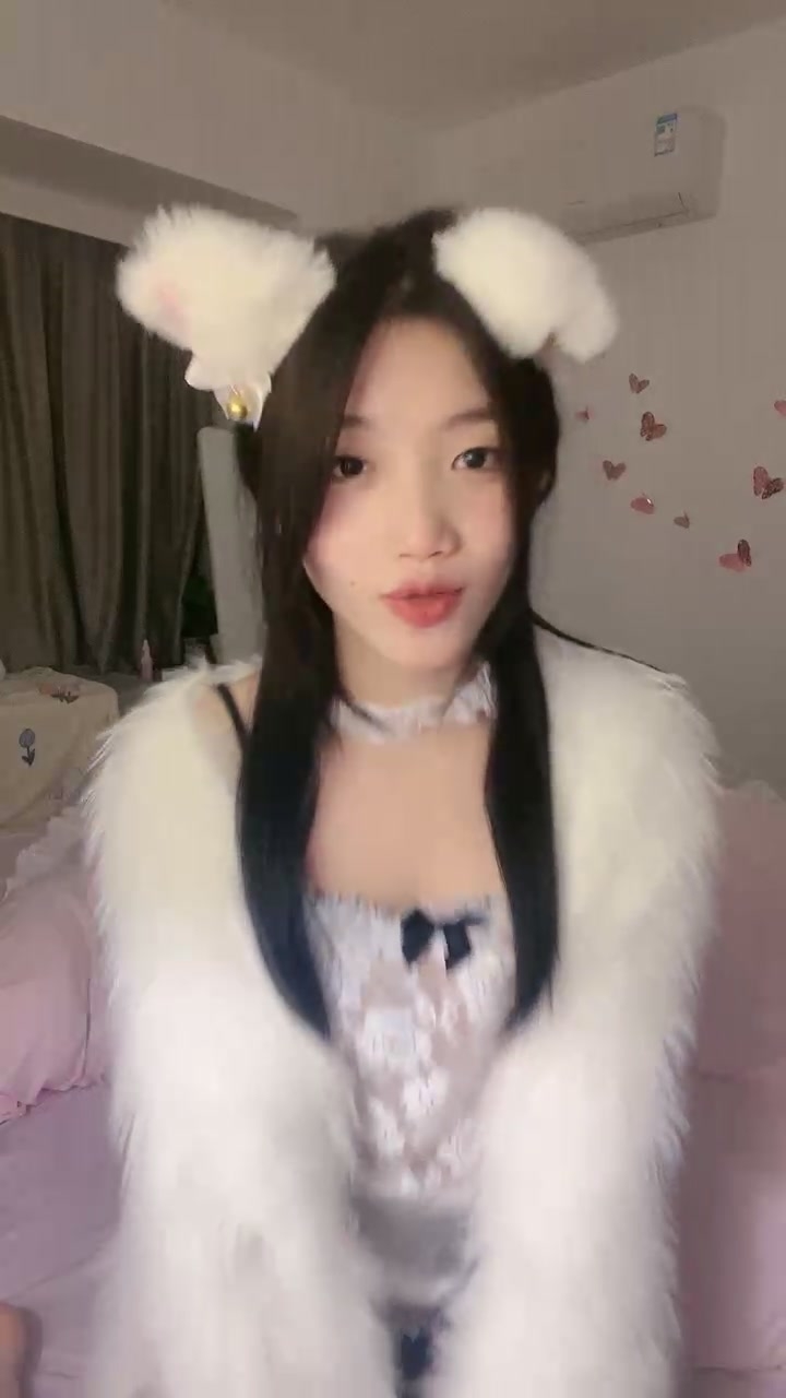 极品尤物新人美少女！应要求收费房大秀！情趣女仆装，一脸呆萌，贫乳无毛骚穴，自摸手指插入扣弄