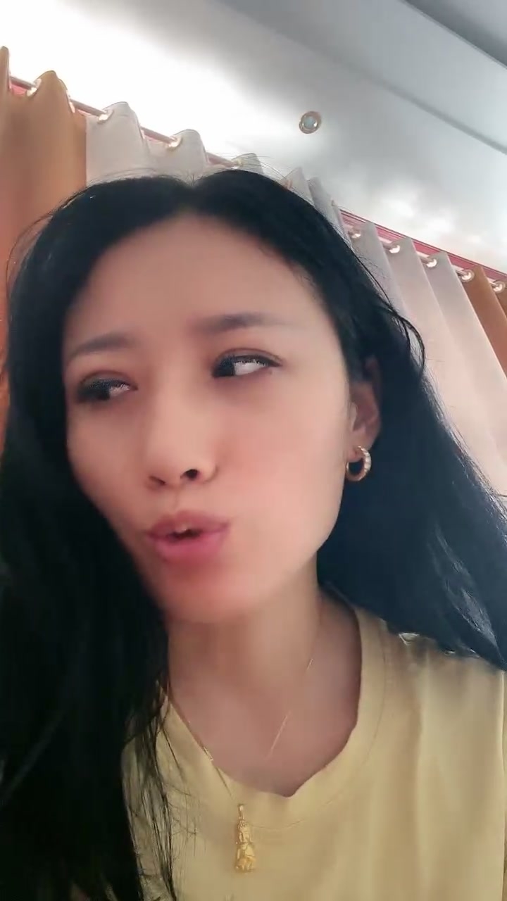 极品少妇儿子在家还偷偷的跟狼友发骚，揉着奶子玩着逼儿子突然推门进来，快他么吓死她了，把儿子赶走接着嗨