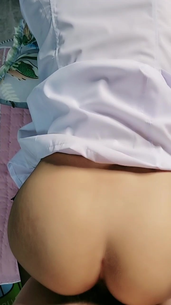 加班草某医院风骚小护士，黑丝白大褂露脸口交大鸡巴，捧着骚奶子玩乳交，激情上位抽插让小哥草小屁股真骚啊