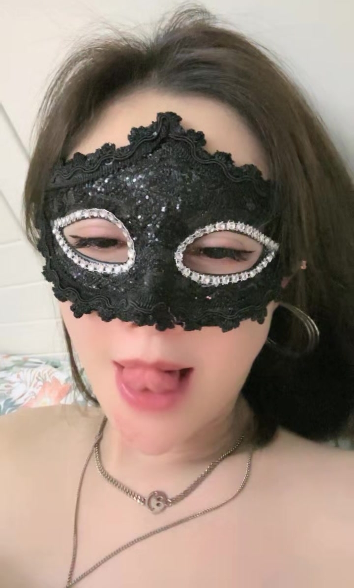 密码房9分颜值美御姐！难得3P名场面！两人活不太行，一个直接口射了，边操边吃屌，搞不了几下缴枪