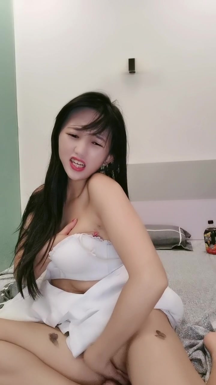 饥渴的少妇颜值娇小可爱诱人，镜头前发骚拿着矿泉水瓶捅插骚穴，浪叫呻吟表情好骚，掰开骚逼给狼友看特写