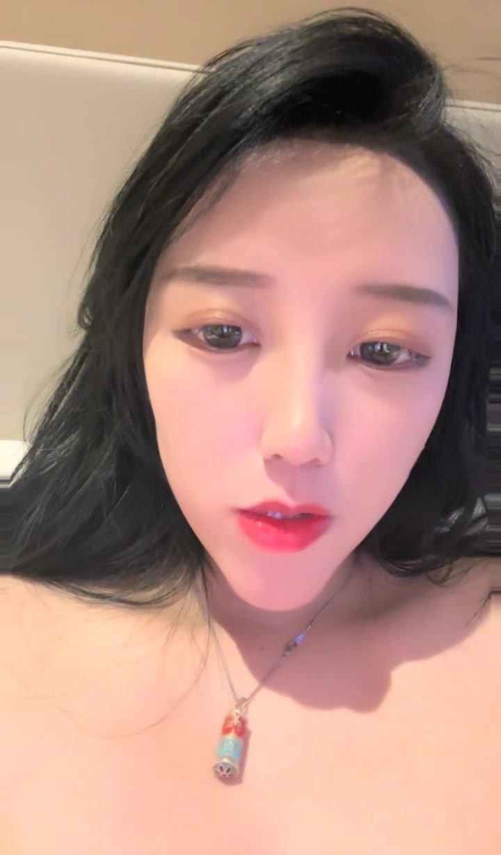 烈焰红唇风骚网红小姐姐！扭腰摆臀诱惑！柔软奶子揉捏，跳蛋塞入骚穴拉扯，极度淫骚