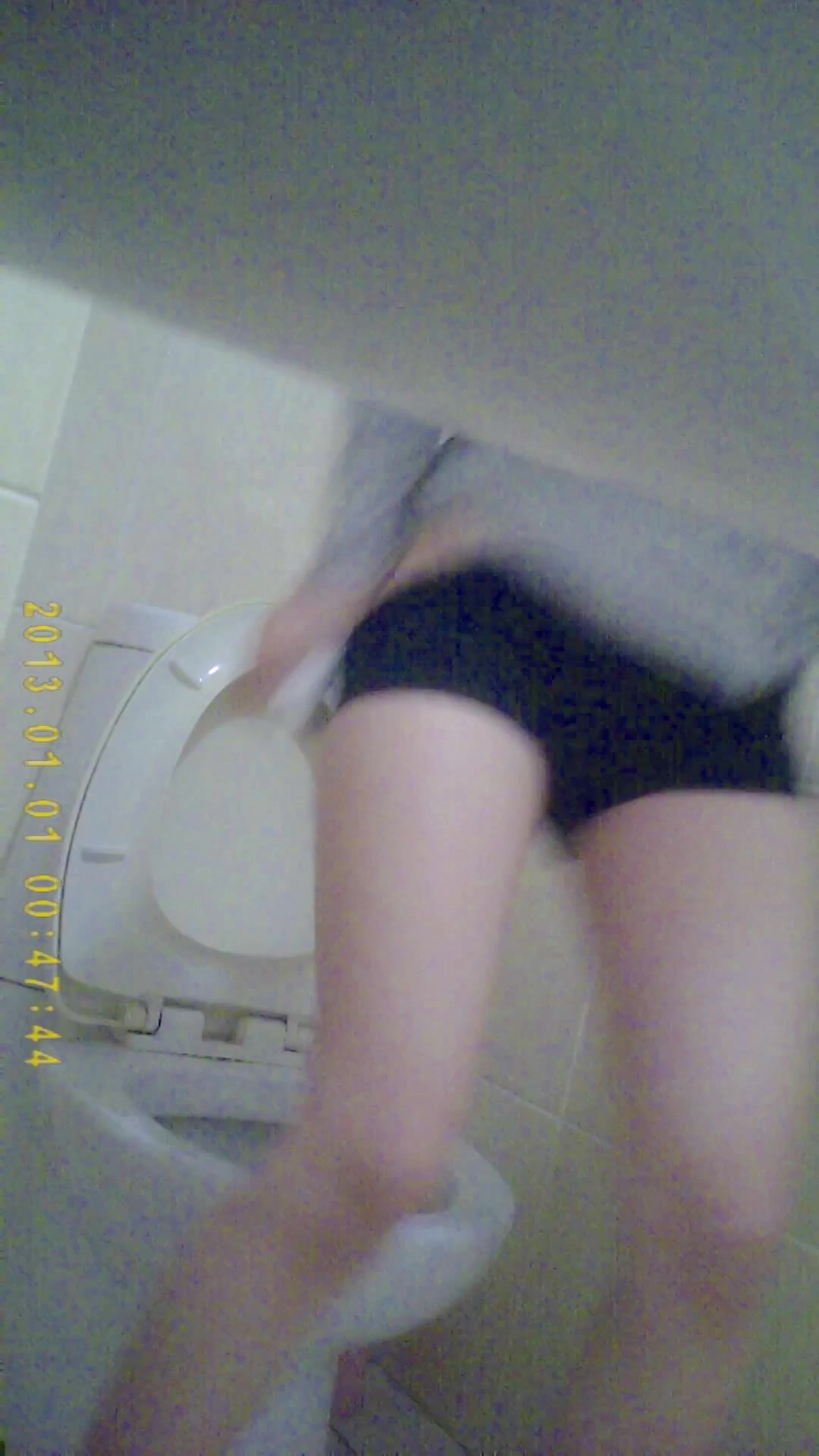 单位女厕全景偷拍几位美女同事的肥美大鲍鱼