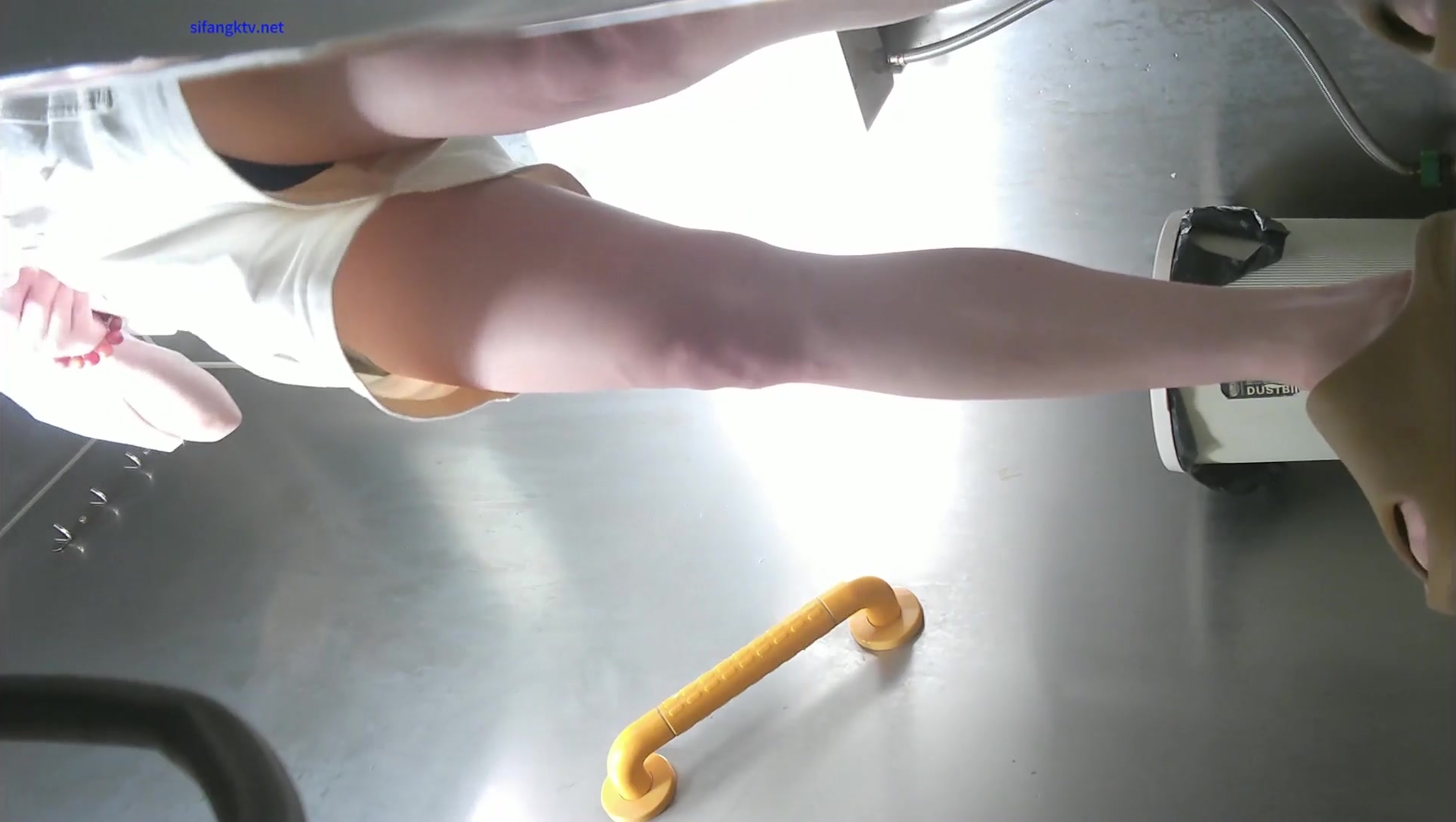 9月最新流出师范学院附近女厕偷拍学妹尿尿女神姐姐一边尿尿一边抠鼻