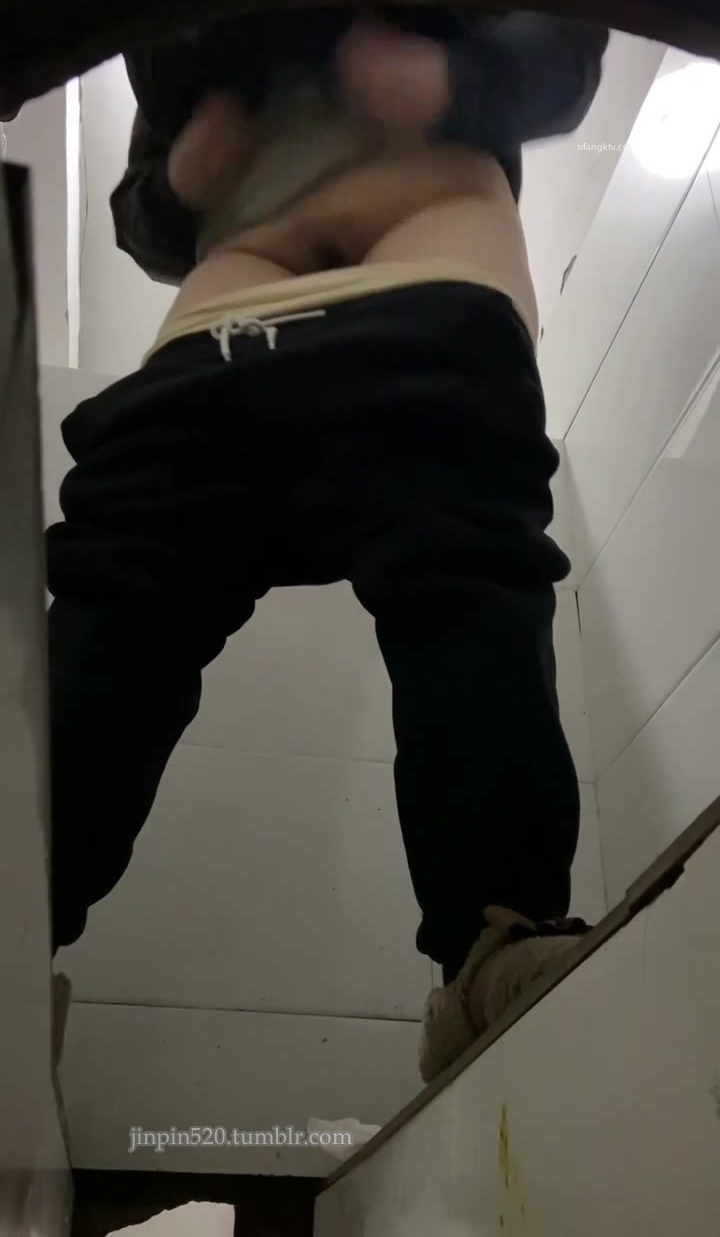 小镇路边沟厕全景偷拍多位少妇嘘嘘肥美的鲍鱼清晰可见