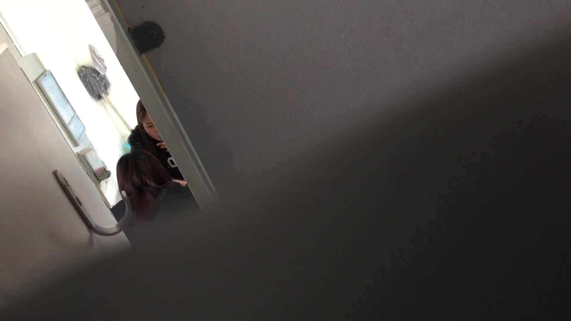 大神潜入单位女厕全景偷拍多位美女同事的肥美大鲍鱼