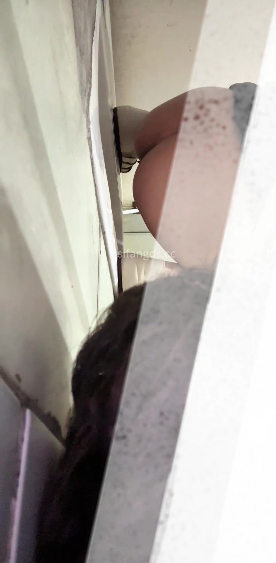 （本期最强）穿着凉鞋头上戴朵红花的极品大三白虎学姐尿尿