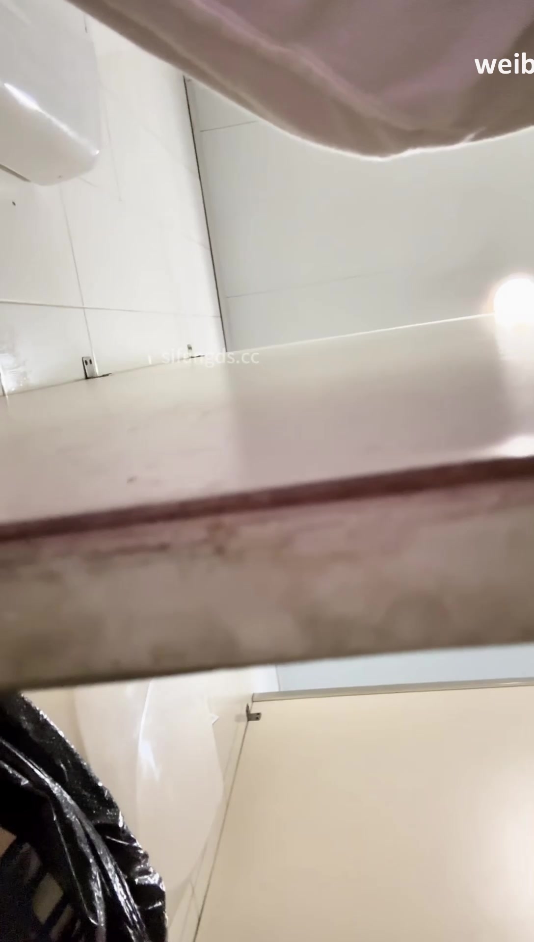 舞蹈专业的微胖大学生妹子尿尿抄底，小逼都已经被干的张开了，能看到里面的嫩肉