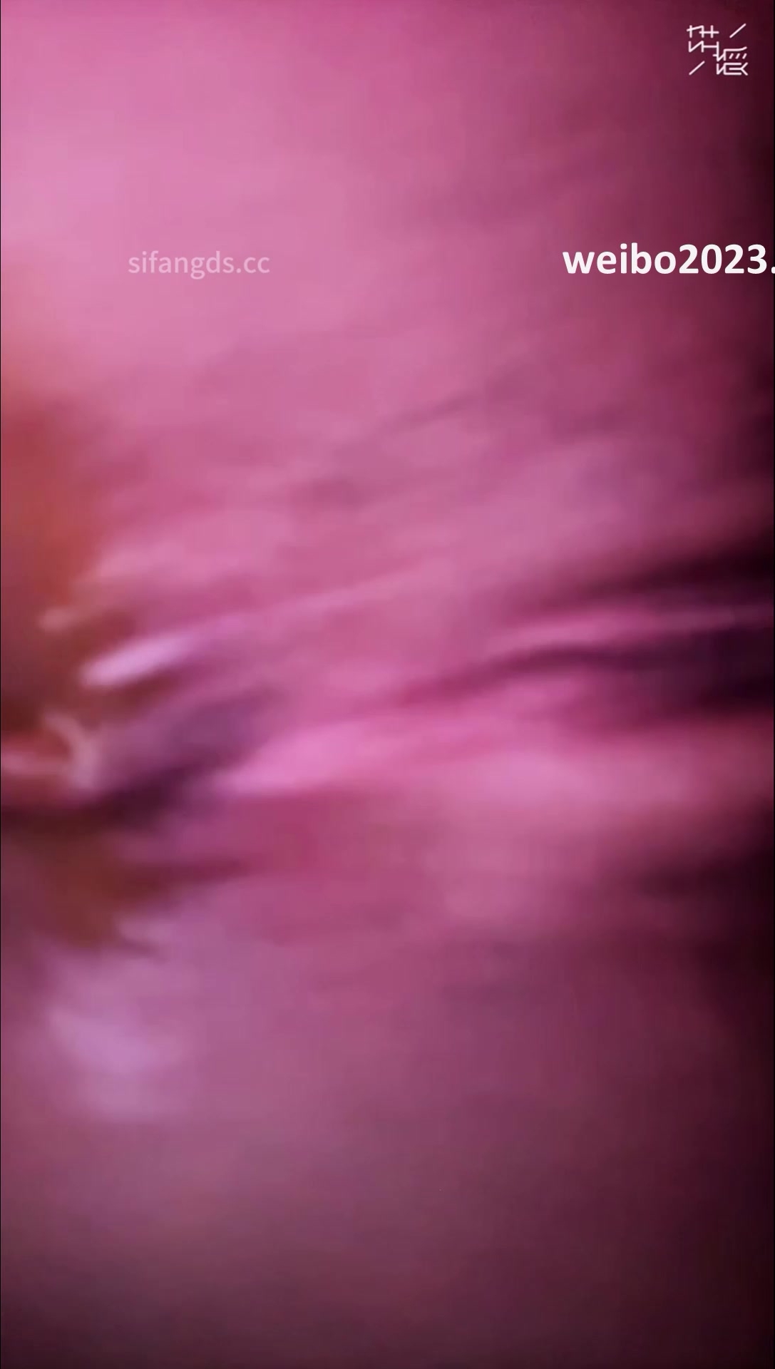（本期最强嫩逼）逼逼超级嫩的舞蹈生妹子拉稀尿尿，抄底她好几次，一直在看手机根本没发现