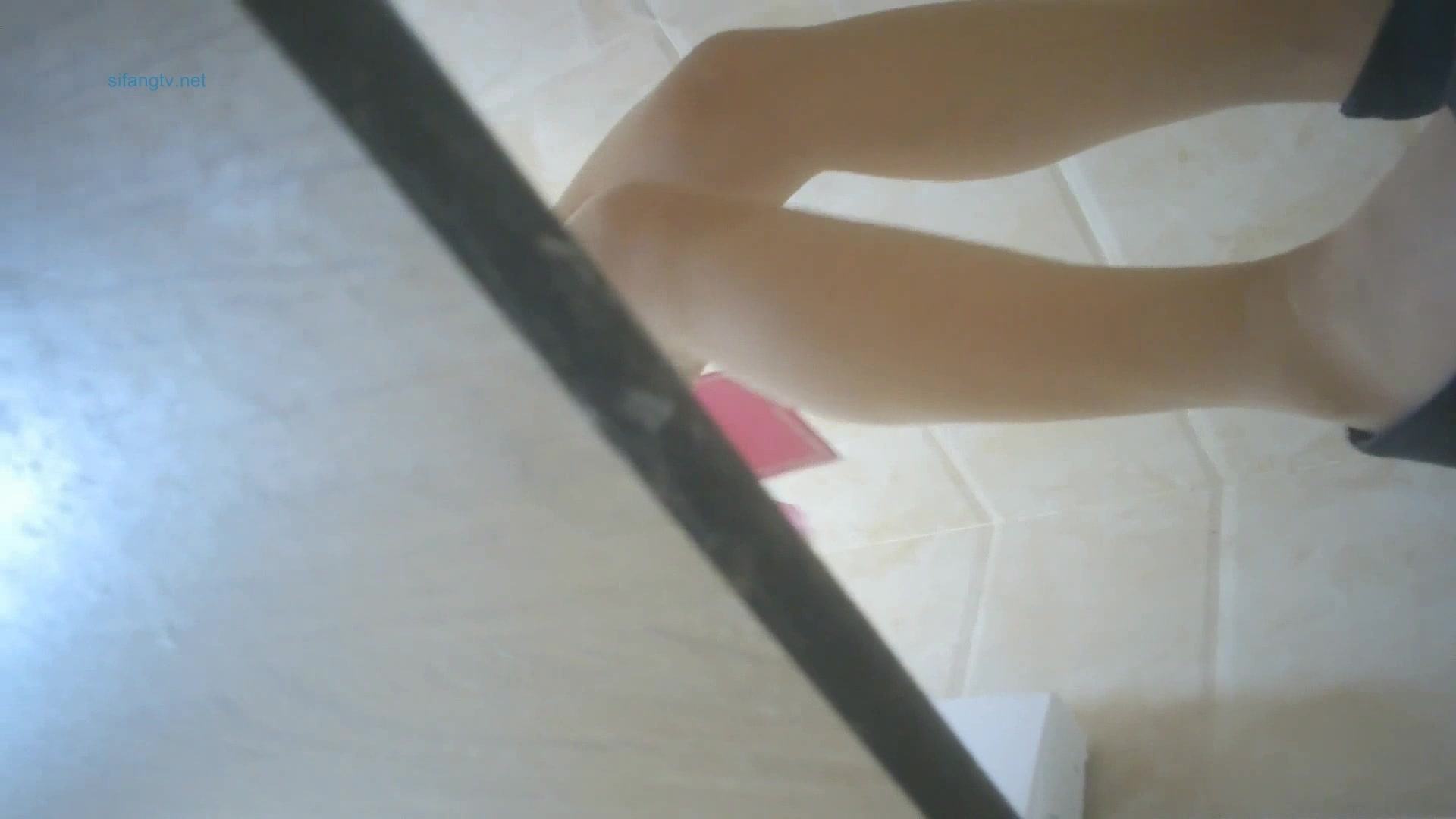 商场女厕全景偷拍多位漂亮的礼仪小姐嘘嘘肥美的大鲍鱼完美呈现