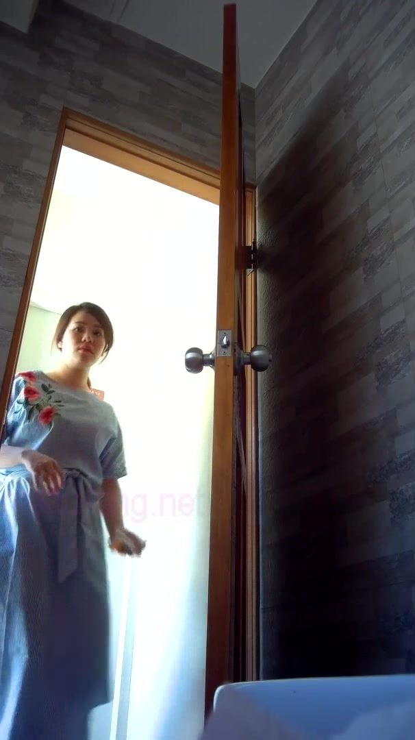 游乐场女厕全景偷拍三位美女同事的肥美大鲍鱼