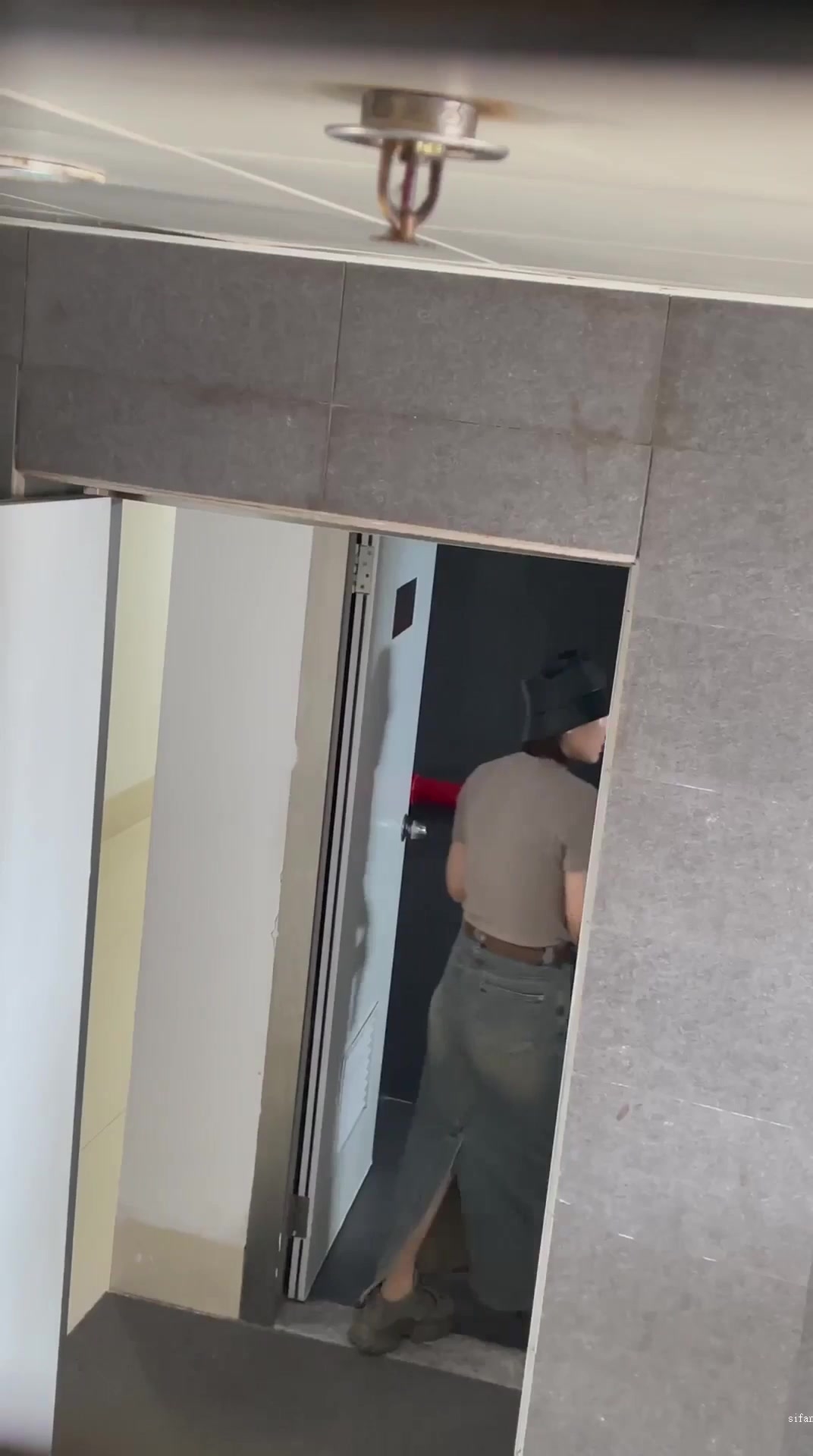 办公楼女厕全景偷拍几位美女职员的极品美鲍鱼