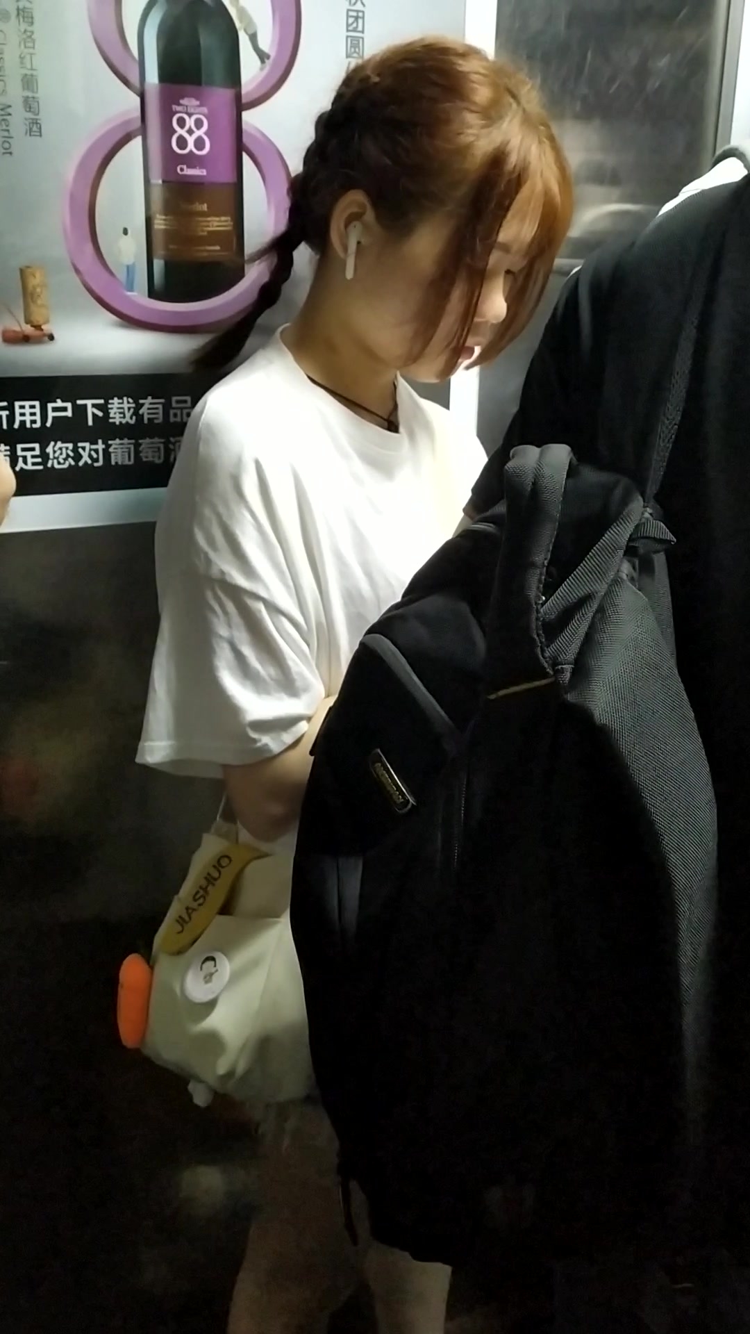 无印精品办公楼女厕全景偷拍几位美女职员的极品美鲍鱼 (2)