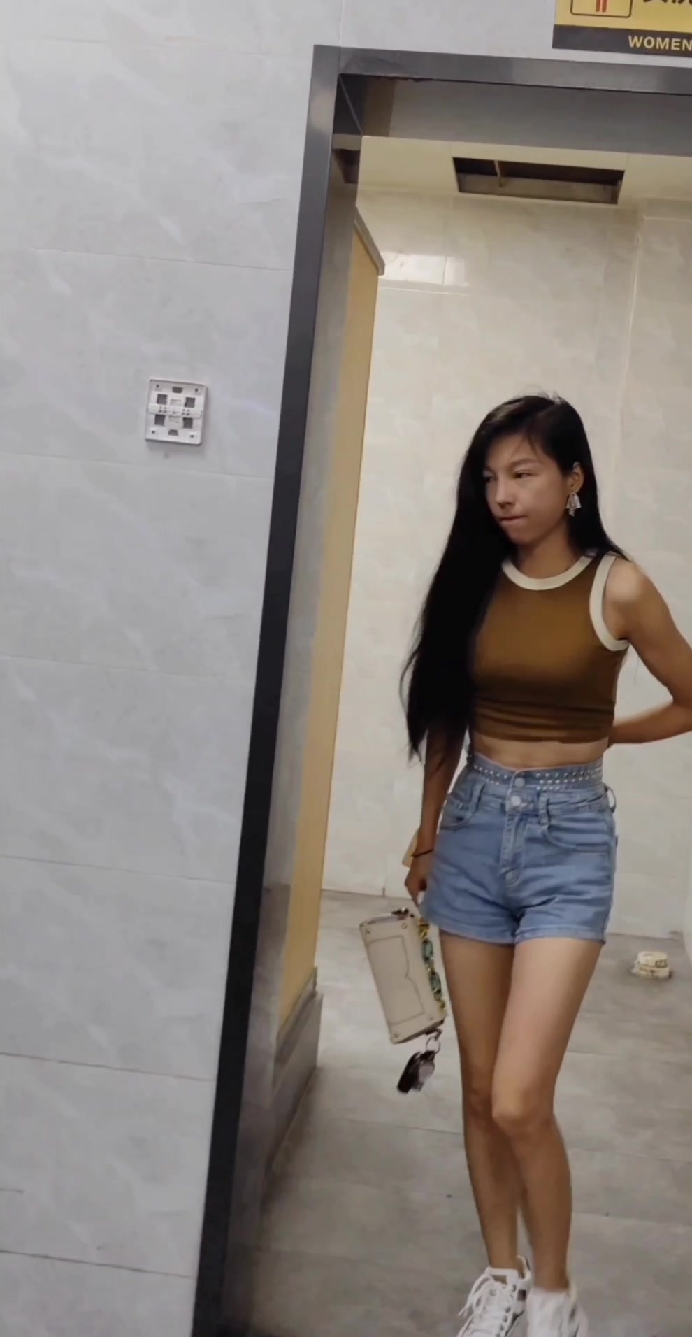 路边公厕全景偷拍长发美女的多毛小黑鲍