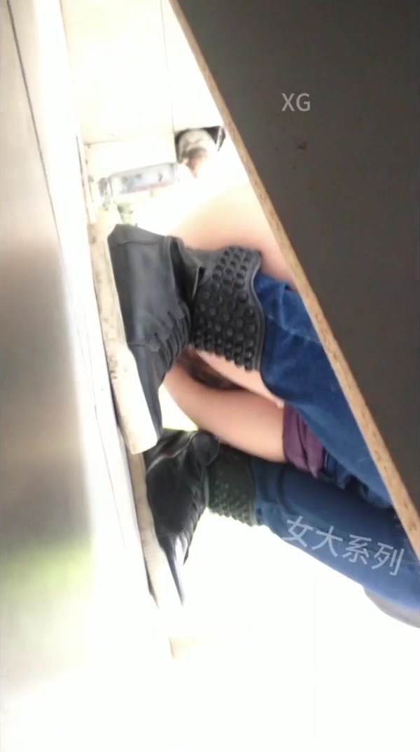 9月最新流出厕拍大神西瓜高校女大系列不关门的学妹被正面全景偷拍