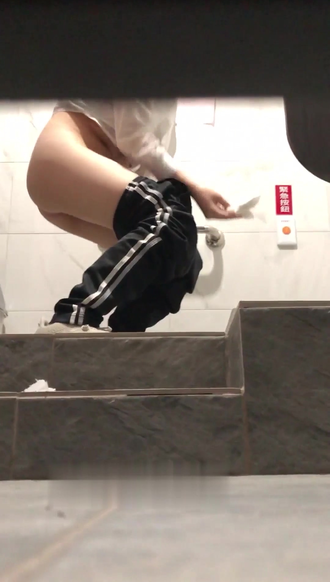 TWTP 小吃店女厕全景偷拍几个漂亮的小姐姐各种姿势嘘嘘
