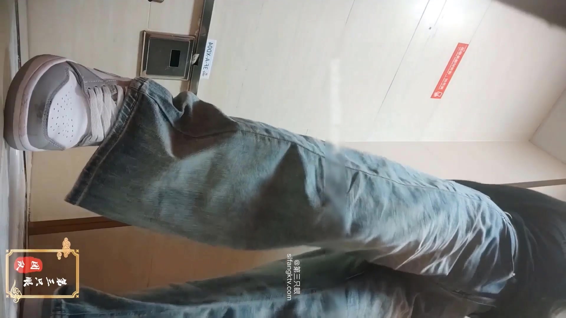 商场女厕全景偷拍多位美女职员嘘嘘各种肥美的大鲍鱼完美呈现2
