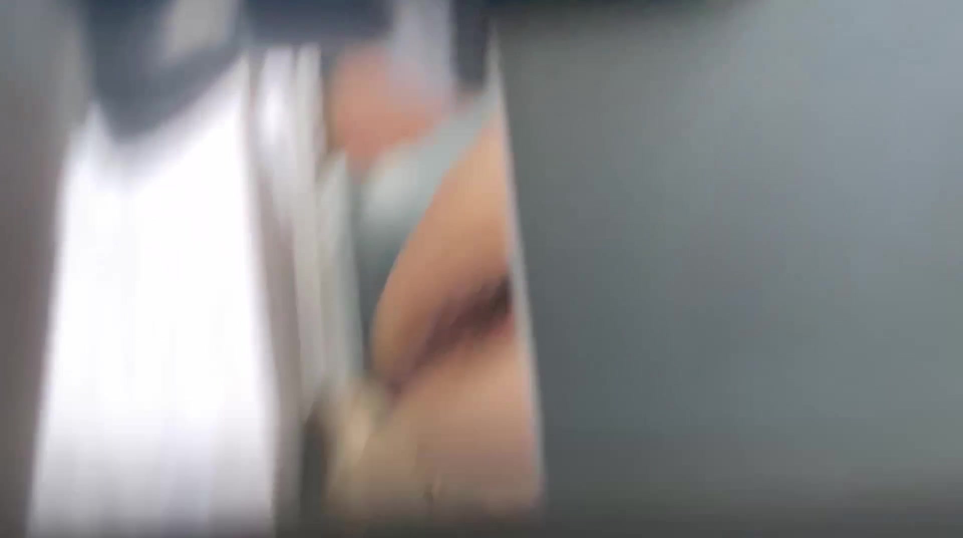 9月最新流出顶级手持厕拍写字楼女厕近距离高清拍逼拉近镜头仔细看牛仔裤女神的逼洞