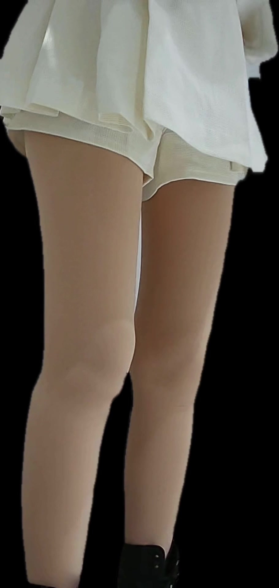 路边公厕全景偷拍两位出来散步的美女非常漂亮的极品鲍鱼