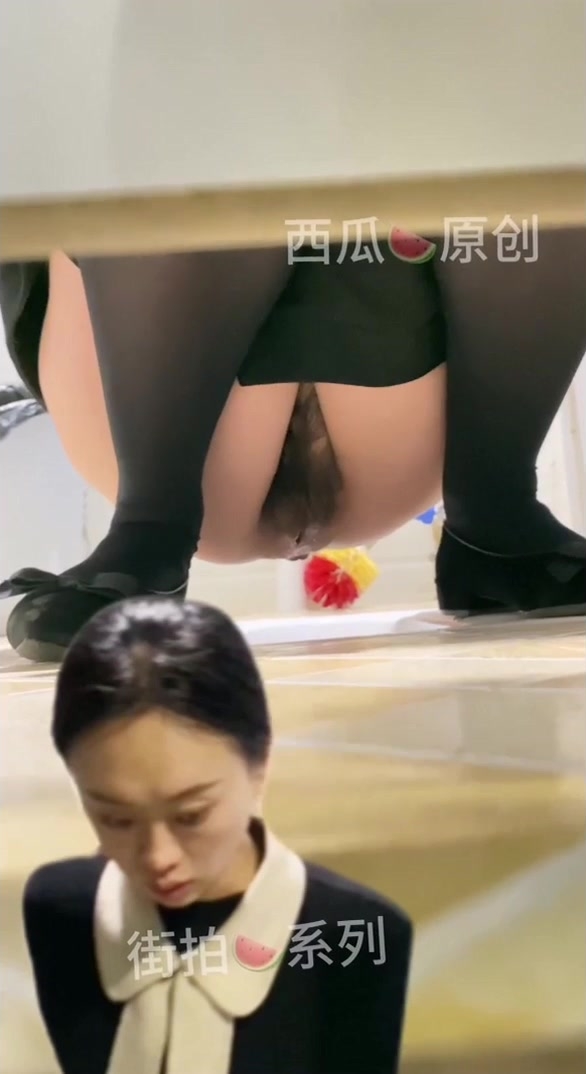 9月最新流出厕拍大神西瓜街拍系列黑丝逼痒气质少妇VS耐克鞋嫩逼美女