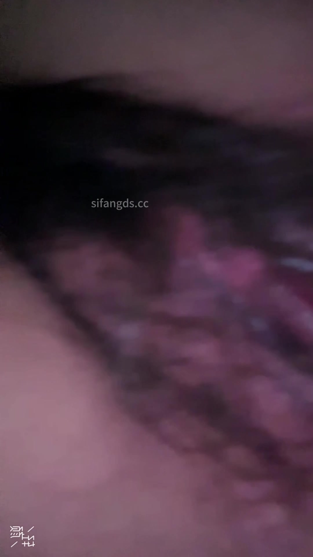 穿着防晒衣的大二舞蹈社嫩妹抄底尿尿，仔细欣赏一下她没经过什么