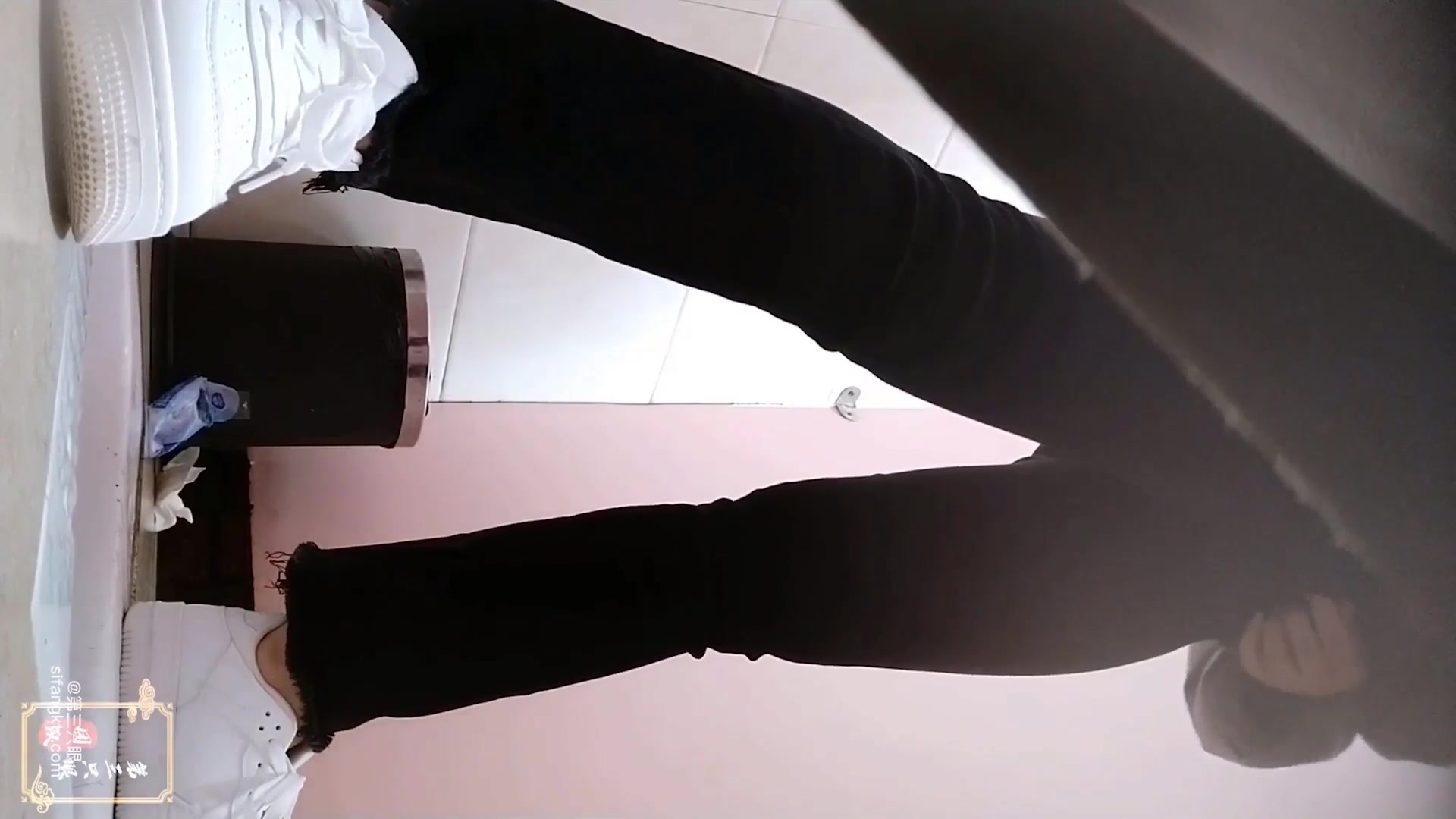 商场女厕全景偷拍多位美女少妇各种极品美鲍鱼差点被两位眼神犀利的美女发现